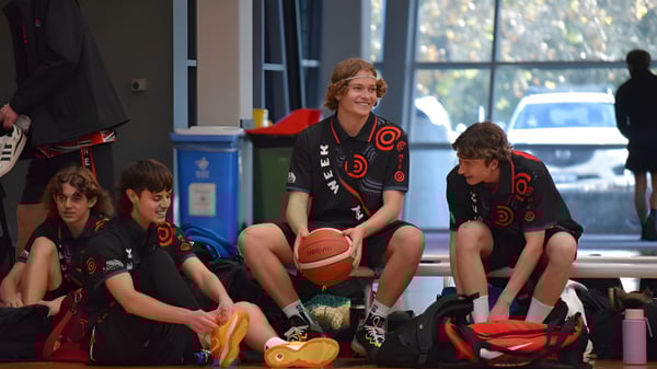 Schüler der Manea Senior College bereiten sich in einem Raum mit Basketball und Blick nach draußen auf eine Sportaktivität vor.