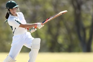 Ein Schüler der Manor House School schlägt den Ball beim Cricket auf dem Sportfeld mit Bäumen im Hintergrund.