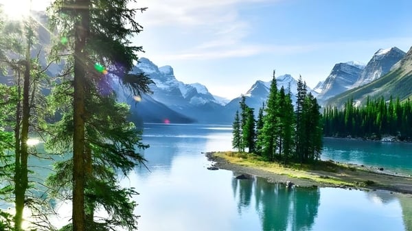 Eine ruhige Bergsee-Landschaft mit schneebedeckten Gipfeln und einer kleinen Insel vor der Maple Ridge Secondary School.
