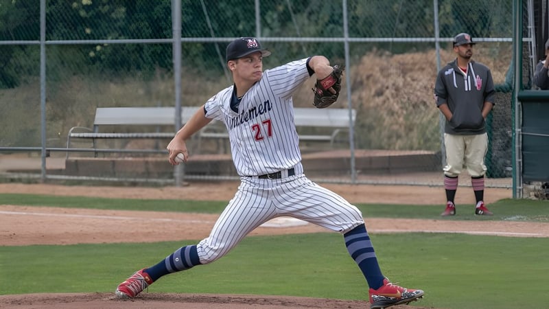 Ein Baseballspieler der Maranatha High School im gestreiften Trikot pitcht auf dem Baseballfeld.