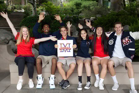 Schüler der Maranatha High School posieren gemeinsam draußen vor grünen Bäumen.