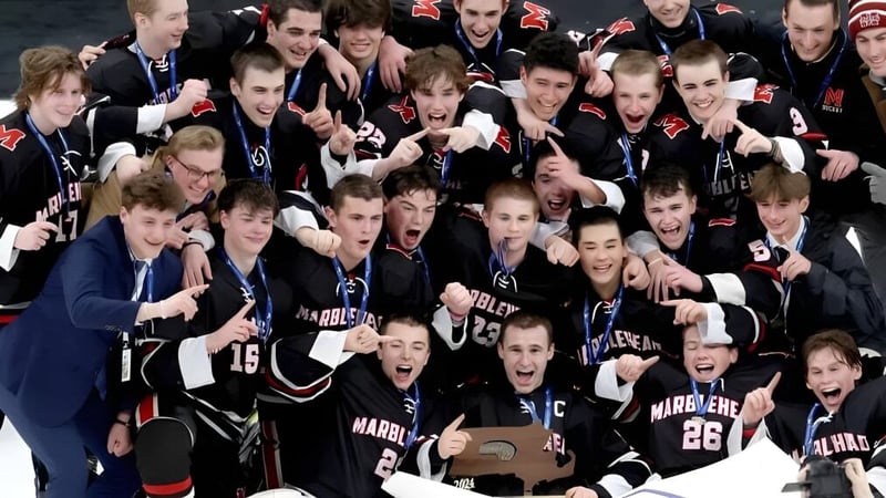 Die Sportmannschaft der Marblehead High School feiert gemeinsam in einem Umkleideraum.