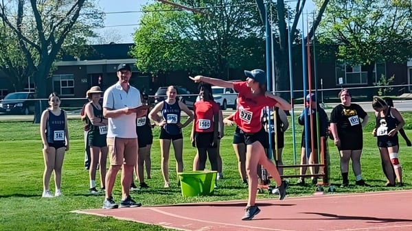 Eine Gruppe von Schülerinnen und Schülern nimmt am Leichtathletikwettkampf auf dem Sportgelände der École secondaire publique Marc-Garneau teil.