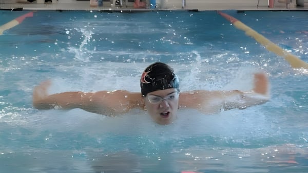 Eine Schülerin der École secondaire publique Marc-Garneau schwimmt und erzeugt dabei im Pool eine Wasserbewegung.
