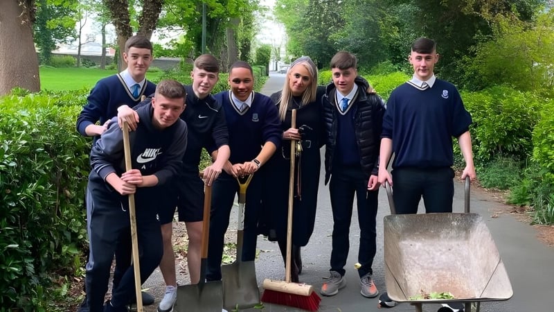 Schülerinnen und Schüler des Marian College arbeiten gemeinsam an einem Gartenprojekt im grünen Außenbereich.