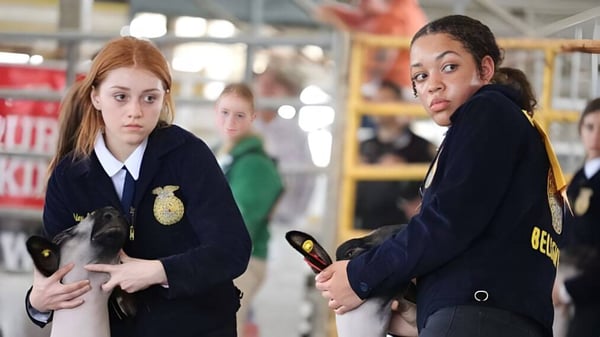 Zwei Schülerinnen der Marion County Public Schools in Polizeiuniformen stehen in einer Polizeistation oder Trainingsanlage.