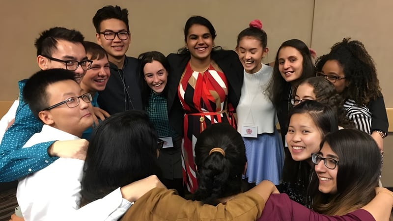 Eine Gruppe von Schülerinnen und Schülern versammelt sich in einer akademischen Umgebung auf dem Campus der Marion M. Graham Collegiate.