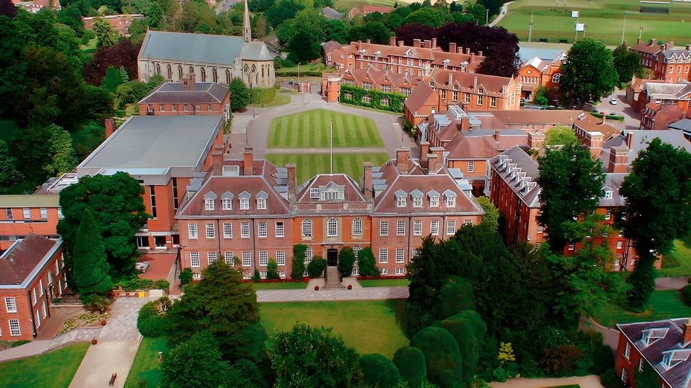 Der historische Campus des Marlborough College zeigt rote Backsteingebäude und eine weitläufige grünen Fläche.