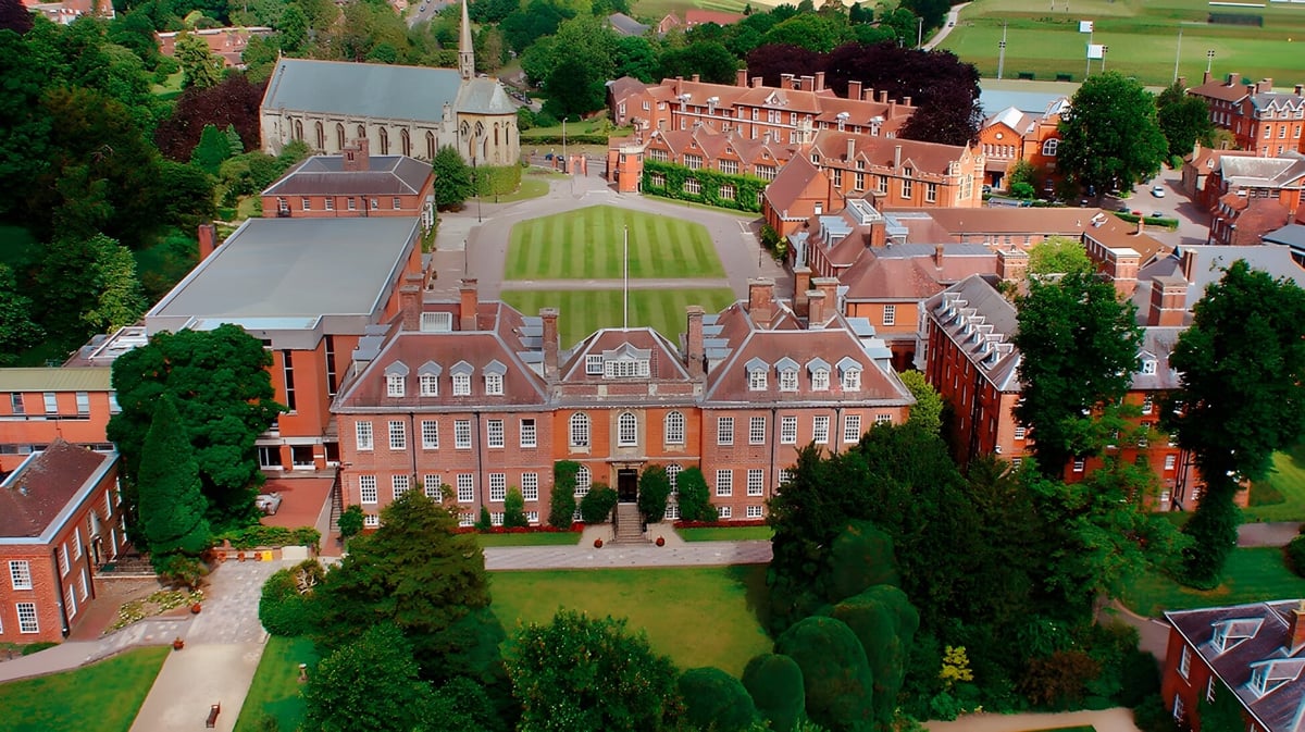 Der historische Campus des Marlborough College zeigt rote Backsteingebäude und eine weitläufige grünen Fläche.