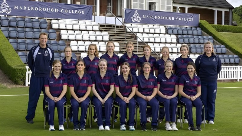 Eine Gruppe junger Sportlerinnen posiert auf dem Rasen vor dem Gebäude des Marlborough College.