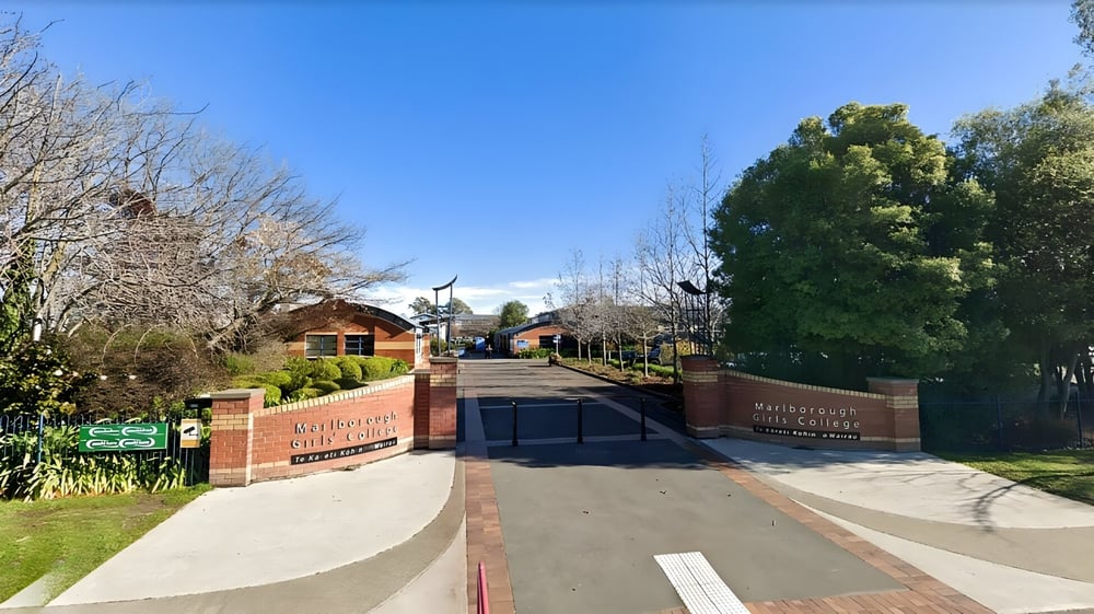 Ein gepflasterter Pfad führt durch eine grüne Landschaft auf dem Gelände der Marlborough Girls School.