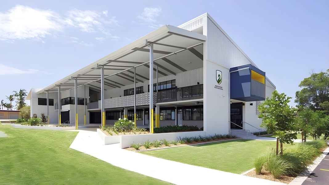 Das moderne Hauptgebäude der Maroochydore State High School mit gepflegtem Rasen und grüner Umgebung.