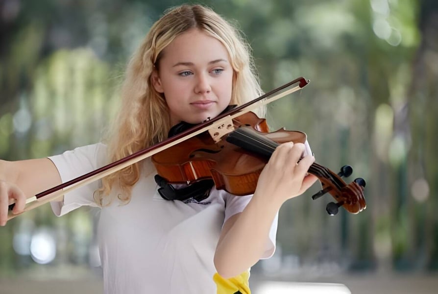 Eine Schülerin der Maroochydore State High School spielt im Grünen Violine.