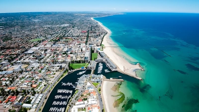 Der weitläufige Hafen mit Strand und Ozean ist von der Marryatville High School gut sichtbar.