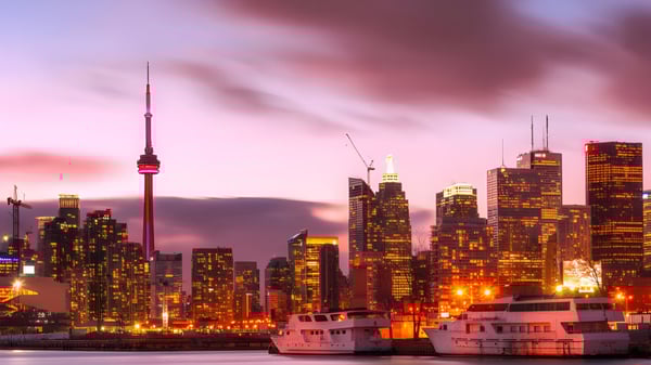 Blick auf die lebendige Stadtkulisse mit Wolkenkratzern und Booten vor dem Campus des Martingrove Collegiate Institute.