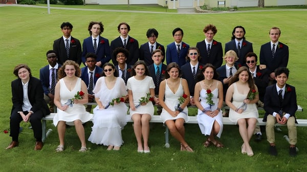 Eine Gruppe von Schülerinnen und Schülern der Marvelwood School steht auf einer Wiese vor einem Gebäude.