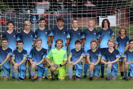 Schüler der Maryborough State High School posieren gemeinsam vor einem Fußballtor auf einem Rasenplatz.