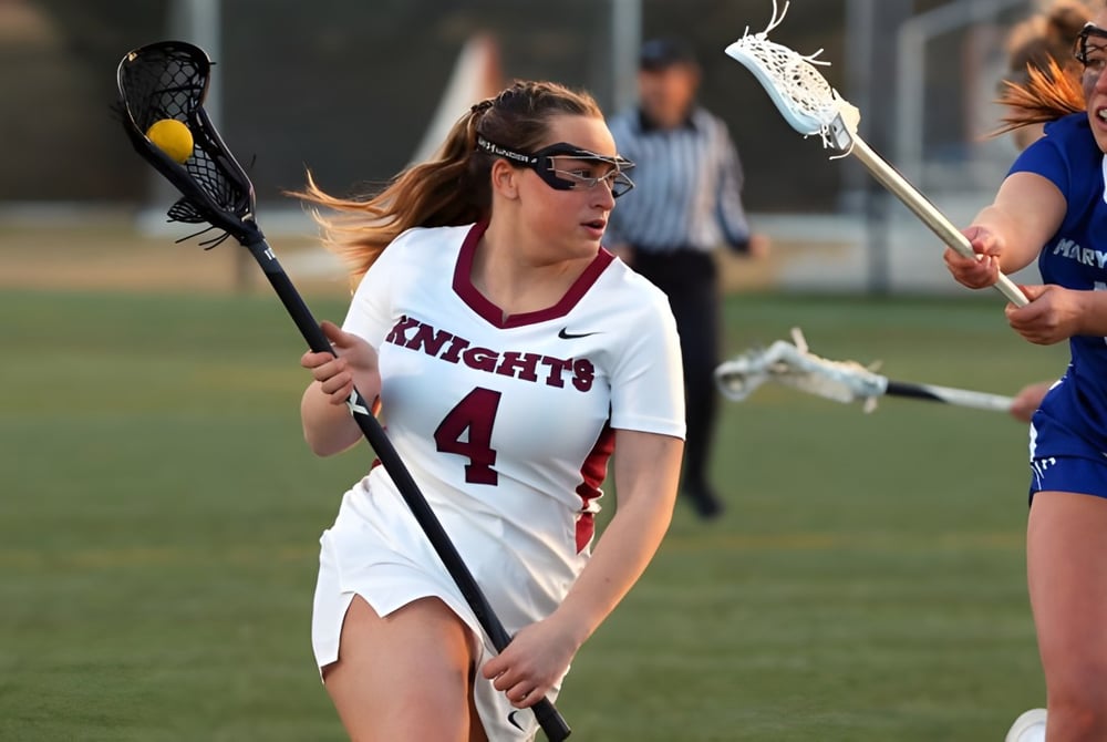 Eine Lacrosse-Spielerin der Marymount Academy International läuft mit dem Schläger auf dem Spielfeld.