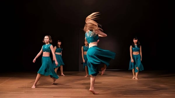 Drei Tänzerinnen führen eine Aufführung auf der Bühne der Marymount International School auf.