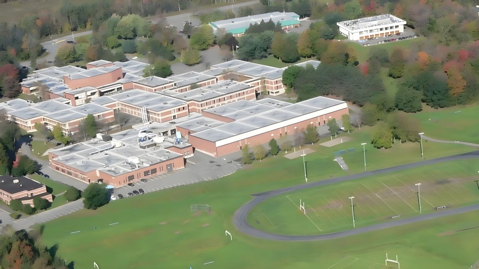 Der weitläufige Campus der Massey-Vanier High School ist von Bäumen umgeben und liegt neben einer großen Grünfläche mit einer gewundenen Zufahrtsstraße.