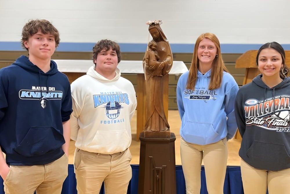 Eine Gruppe von fünf Schülern steht in der Turnhalle der Mater Dei Catholic High School.