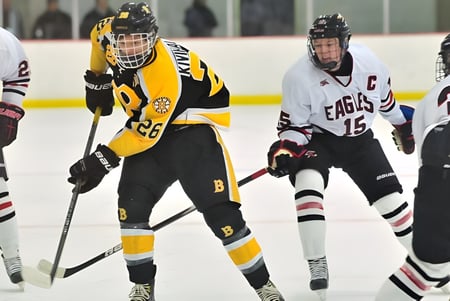 Schüler der Matthew Halton High School spielen ein Hockeyspiel auf der Eisbahn vor Zuschauern.