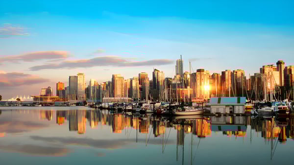 Blick auf die Stadt mit Wolkenkratzern am Hafen im Sonnenuntergang bei der Matthew McNair Secondary School.