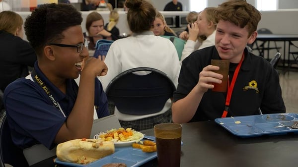 Schüler der Maur Hill-Mount Academy unterhalten sich und essen gemeinsam in der Mensa.