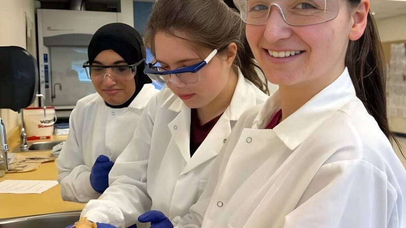 Drei weibliche Schülerinnen der École secondaire publique Maurice Lapointe arbeiten gemeinsam in einem Labor.