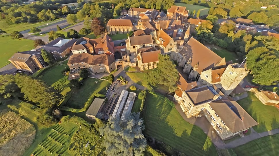 Luftaufnahme eines mittelalterlichen Schlosses mit roten Dächern und Türmen auf dem Gelände der Mayfield School.