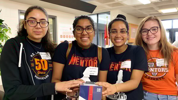 Vier Mentoren stehen gemeinsam in einem Raum auf dem Campus der M.E. LaZerte Composite High School.