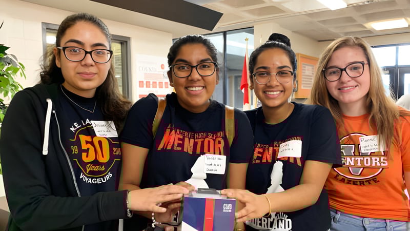 Vier Mentoren stehen gemeinsam in einem Raum auf dem Campus der M.E. LaZerte Composite High School.