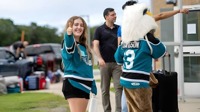 Eine Gruppe von Personen steht draußen und unterhält sich auf dem Campus der Memorial University.