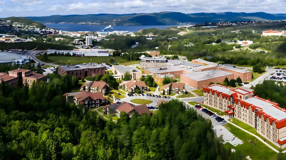 Eine malerische Landschaft mit einem See und Bergen im Hintergrund nahe der Memorial University.