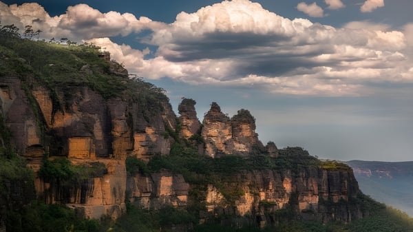Dramatische Felsformationen ragen aus einem bewaldeten Gebiet in der Nähe der Menai High School empor.