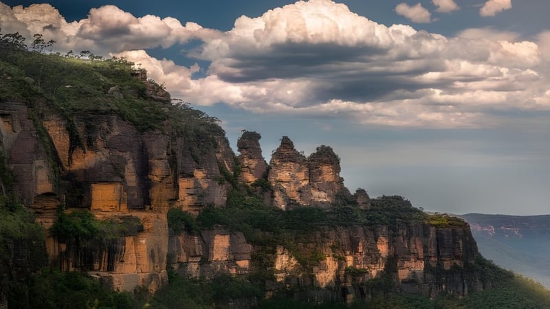 Dramatische Felsformationen ragen aus einem bewaldeten Gebiet in der Nähe der Menai High School empor.