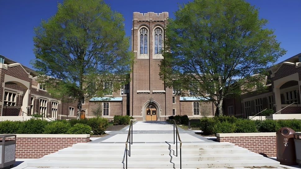 Der beeindruckende neugotische Turm steht auf dem Campus der Mercersburg Academy und wird von grüner Vegetation umgeben.