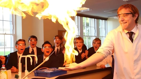 Schüler der Merchiston Castle School führen ein Experiment mit einer Flamme im Wissenschaftsraum durch.