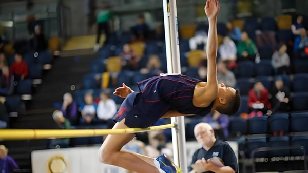 Ein Turner der Merchiston Castle School führt einen Hochsprung vor Zuschauern aus.