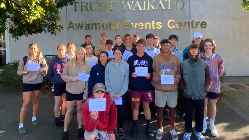 Schüler der Mercury Bay Area School stehen vor dem Trust Waikato Awarumu Events Centre.
