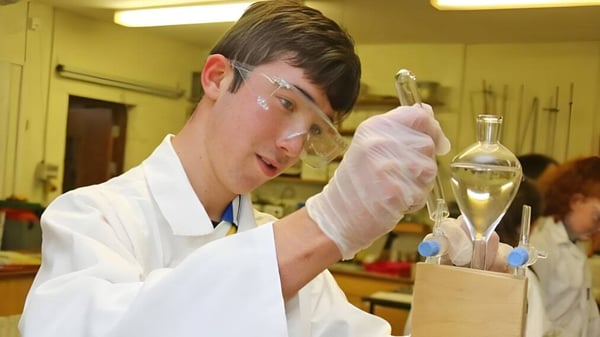 Ein Schüler der Mercy Secondary School arbeitet sorgfältig mit wissenschaftlichen Geräten im Labor.