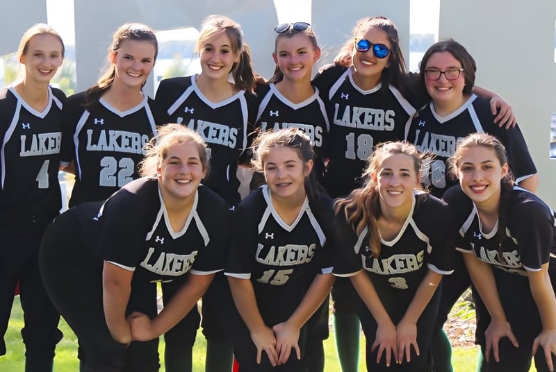 Eine Gruppe von Schülerinnen der Mercyhurst Prep School posiert im Freien in Lakers-Sporttrikots.