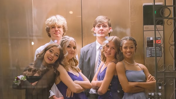 Eine Gruppe von Schülerinnen und Schülern der Mesa High School posiert gemeinsam im Flur der Schule.