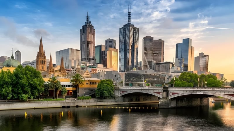 Blick auf die Stadtlandschaft mit einer Brücke und historischen Gebäuden nahe dem Methodist Ladies' College.