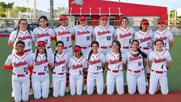 Eine Gruppe von Baseballspielern in weißen und roten Uniformen steht auf dem Spielfeld der Miami-Dade County Public School.