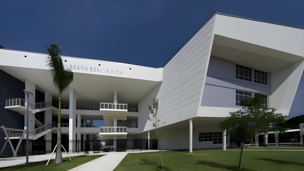Ein modernes mehrstöckiges Schulgebäude der Miami-Dade County Public School mit minimalistischem Design und gepflegtem Grün.