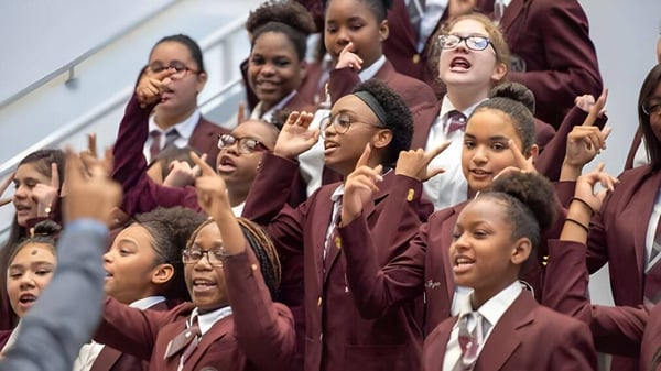 Schüler der Miami-Dade County Public School heben aktiv im Unterricht ihre Hände.
