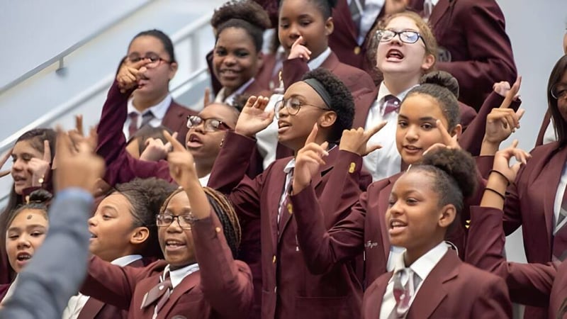 Schüler der Miami-Dade County Public School heben aktiv im Unterricht ihre Hände.