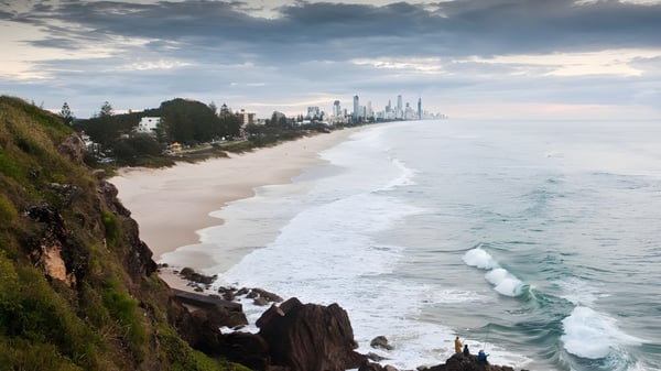 Blick von der Küste mit Wellen auf die Skyline der Stadt in der Nähe von Miami State High School.