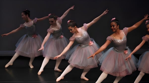 Eine Gruppe von Ballettschülerinnen führt auf der Bühne der Miami Arts Charter School ein elegantes Tanzstück auf.